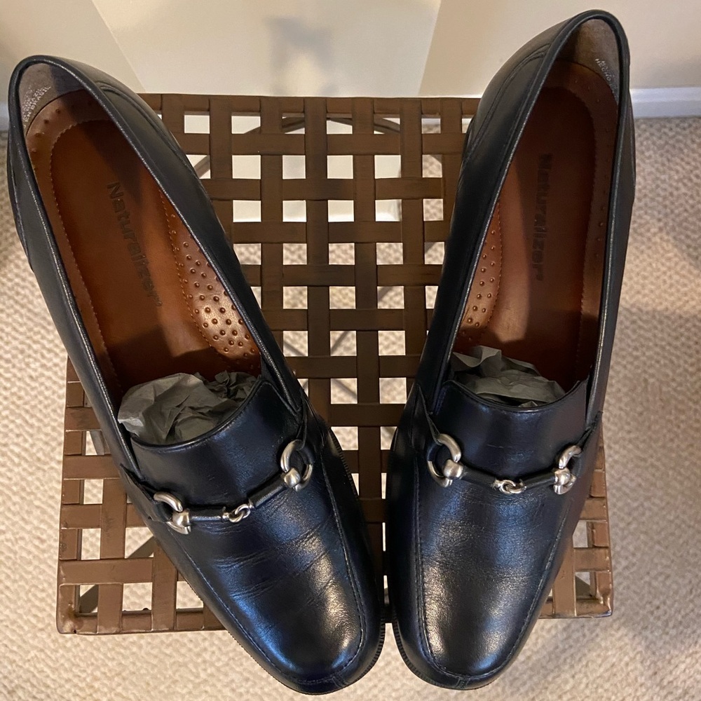 Naturalizer 8 Medium Dark Blue Loafers With Silver